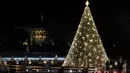 Presiden AS, Donald Trump dan ibu negara Melania Trump menyalakan pohon cemara, yang menjadi Pohon Natal Nasional di taman sebelah selatan Gedung Putih, Kamis (5/12/2019). Pohon cemara setinggi 30 kaki tersebut dihiasi 50.000 lampu dan 450 bintang. (AP/Susan Walsh)
