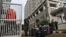 Tentara mendisinfeksi barang WNI yang baru kembali dari luar negeri di Wisma Atlet, Pademangan, Kemayoran, Jakarta Pusat, Sabtu (26/9/2020). Tower tambahan yang ada di Wisma Atlet di antaranya dikhususkan merawat WNI pasien COVID-19 yang baru kembali dari luar negeri. (Liputan6.com/Johan Tallo)