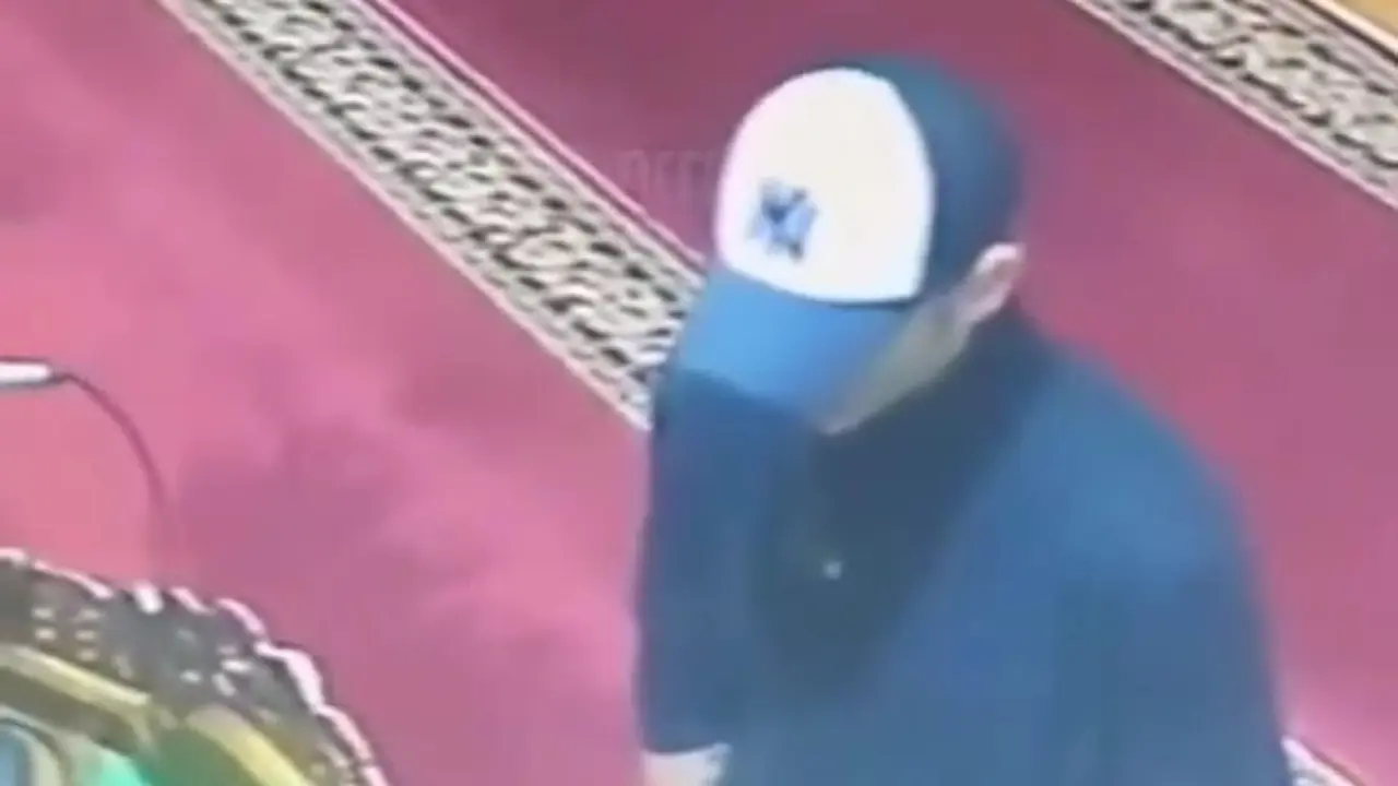 Polisi menangkap warga Australia yang meludahi seorang imam masjid di kawasan Bandung, Jawa Barat. Peristiwa ini pun viral di media sosial.