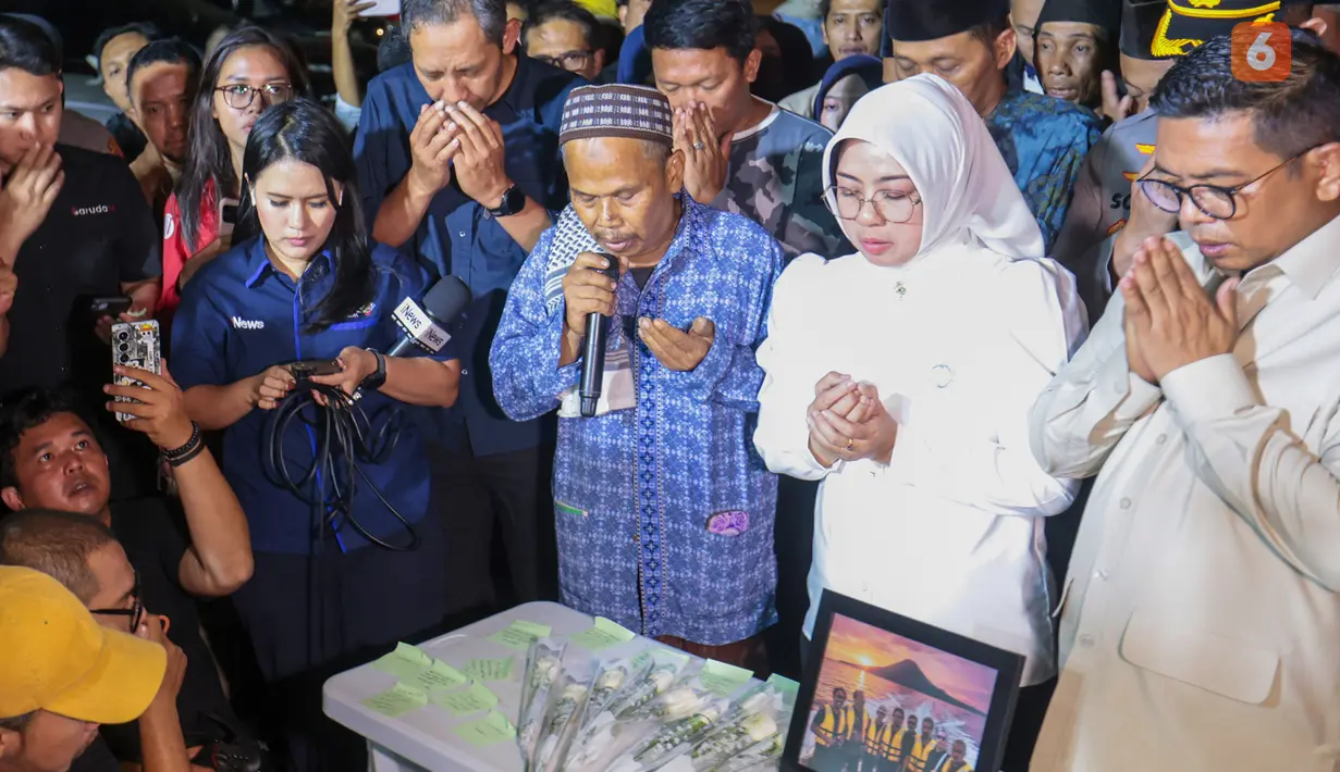 Rekan-rekan jurnalis dan Gubernur Banten Andra Soni mengikuti doa bersama yang mengiringi penghentian pencarian lima jurnalis dan tiga kru kapal Arupadhatu 1 yang hilang kontak di Selat Sunda, di Posko SAR Nasional Carita, Pandeglang, Banten, Kamis (17/9/2026). (KLY/Budy Santoso)