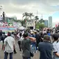 Massa aksi demo menolak hasil Pemilu 2024 di depan Gedung DPR, Senayan, Jakarta, Selasa (5/3) berangsur membubarkan diri. Mereka akan kembali menggelar aksi demo serupa pada 8-10 Maret 2024. (Liputan6.com/Nanda Perdana Putra)