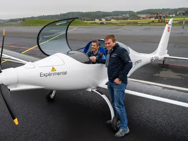 Inisiator proyek pesawat bertenaga surya SolarStratos, Raphael Domjan (kanan) berpose dengan pilot Damian Hischier usai uji coba penerbangan pertama di Payerne, Swiss (5/5). Pesawat ini hanya dapat dinaiki dua penumpang. (AFP Photo/Fabrice Coffrini)