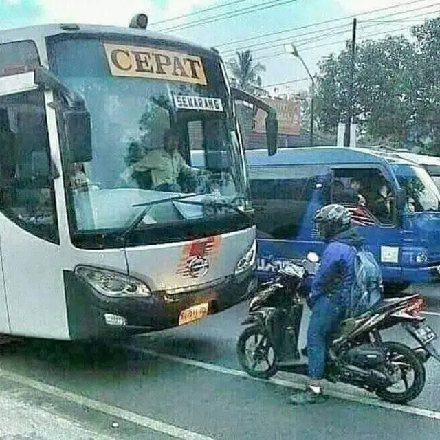 Kumpulan Emak-Emak Gegabah Menantang Pengguna Jalan Lain