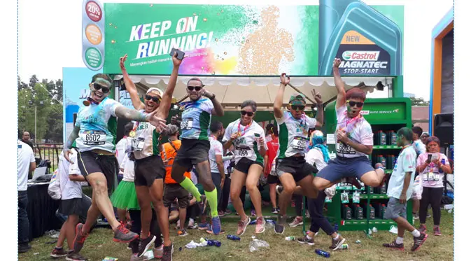 Para peserta Happiest 5K berfoto bersama ketika berada di depan booth Castrol MAGNATEC STOP-START.