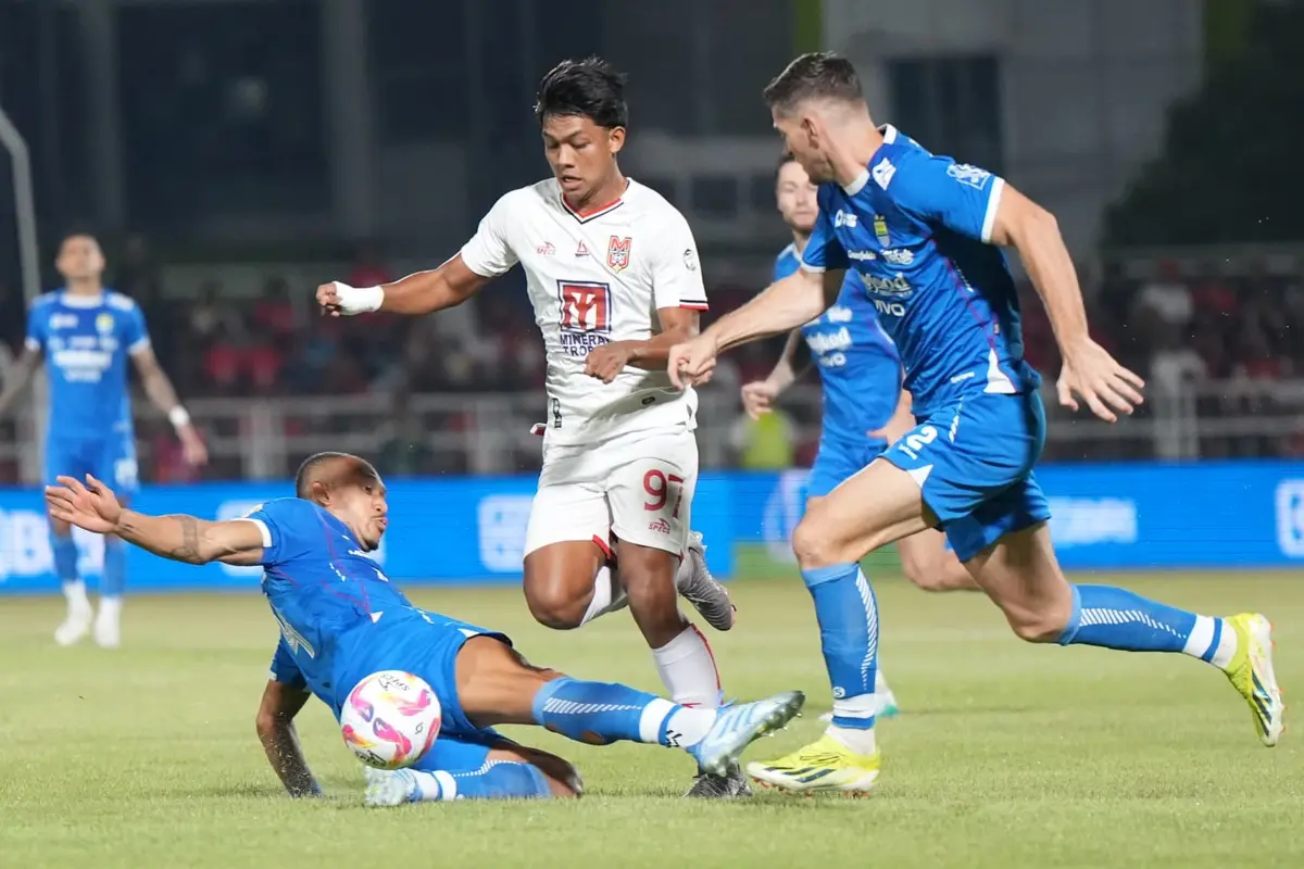 Malut United melawan Persib Bandung.