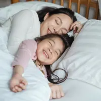 Ilustrasi anak tidur dengan ibu. (Copyright Pexels/Ketut Subiyanto)