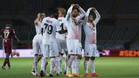 Pemain AC Milan, Theo Hernandez, berselebrasi bersama rekan-rekannya setelah mencetak gol ke gawang Torino dalam laga giornata 36 Serie A, Kamis (13/5/2021) dini hari WIB. AC Milan menang telak 7-0 dalam pertandingan ini. (Spada/LaPresse via AP)