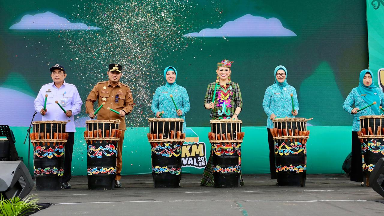 Meriahkan HKG Ke-53, Tri Tito Resmi Buka Pameran Festival UMKM 2025 & Pemeriksaan Kesehatan Gratis