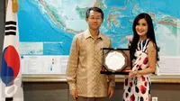 Artis Sandra Dewi berfoto bersama Dubes Korsel untuk Indonesia Cho Taiyoung usai mendapat penghargaan atas partisipasinya memperkenalkan budaya Korsel di Indonesia, dalam sebuah acara ramah tamah di Jakarta, Kamis (10/12). (Liputan6.com/Johan Tallo)