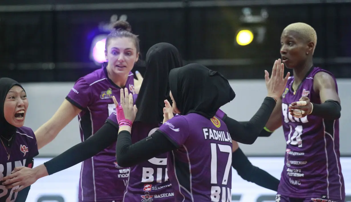<p>Selebrasi para pemain Jakarta BIN, Kenia Carcaces (kanan) dkk setelah mencetak angka saat menghadapi Jakarta Popsivo Polwan pada laga putaran pertama final four PLN Mobile Proliga 2024 di GOR Bung Tomo, Surabaya, Minggu (7/7/2024). Jakarta BIN menang 3-0 (25-13, 37-35, 26-24). (Dok. PBVSI)</p>