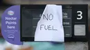 Sebuah tanda yang menunjukkan bahan bakar telah habis terlihat di sebuah pompa bensin di Manchester, Senin (27/9/2021). Pompa bensin mengering di beberapa bagian Inggris karena aksi beli di tengah kepanikan menguras tangki di sejumlah stasiun pengisian bahan bakar. (AP Photo/Jon Super)