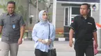 Terpidana General Manager Commercial PT Humpuss Transportasi Kimia, Asty Winasti tiba di Gedung KPK, Jakarta, Selasa (12/11/2019). Asty diperiksa sebagai saksi untuk tersangka Direktur PT HTK, Taufik Agustono terkait dugaan suap terhadap Anggota DPR Bowo Sidik Pangarso. (merdeka.com/Dwi Narwoko)
