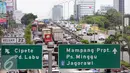 Kepadatan kendaraan di ruas tol dalam kota menuju tol Jagorawi dan Cikampek padat merayap, Jakarta, Kamis (24/12). Jelang malam Natal dan Tahun Baru masyarakat memanfaatkan dan merayakannya di kampung halaman. (Liputan6.com/Helmi Afandi)