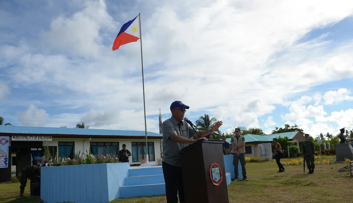 Menteri Pertahanan Delfin Lorenzana memberikan pidato saat upacara pengibaran bendera di Pulau Thitu, Kepulauan Spratly, Laut China Selatan, Jumat (21/4). (AP Photo / Bullit Marquez)