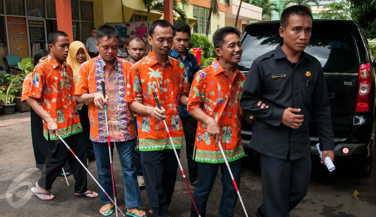 Sejumlah penyandang disabilitas berjalan memasuki TPS 07 Kelurahan Cawang untuk menggunakan hak pilih pada Pilkada Gubernur dan Wakil Gubernur DKI Jakarta Tahun 2017 di Jakarta, Rabu (15/2). (Liputan6.com/Gempur M Surya)