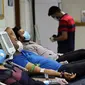 Pasien yang telah sembuh dari COVID-19 mendonorkan plasma di Pusat Transfusi Darah Nasional, Baghdad, Irak, Minggu (28/6/2020). Kementerian Kesehatan Irak pada 29 Juni 2020 mengatakan bahwa kasus COVID-19 di Irak sebanyak 47.151, sementara pasien sembuh mencapai 1.852. (Xinhua/Khalil Dawood)