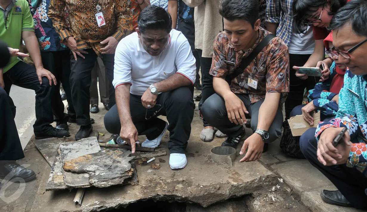 Plt Gubernur DKI Jakarta Sumarsono (baju putih) meninjau pembersihan gorong-gorong di Jalan Gatot Subroto, Jakarta Selatan, Jumat (10/3). Kawasan tersebut bagian dari lokasi ditemukan sampah kulit kabel di dalam gorong-gorong. (Liputan6.com/Yoppy Renato)
