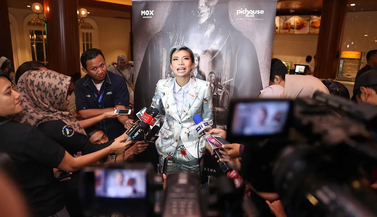 "Peran ini aku bilang paling tersulit. Aku bingung metode apa yang mau aku pakai dengan karakter Risa yang bisa melihat dan berkomunikasi dengan hantu," kata Prilly. (Nurwahyunan/Bintang.com)