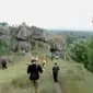 Stonehenge Van Java di Bondowoso mulai banyak didatangi wisatawan. Sementara itu, orang kembar berkumpul dalam festival orang kembar. 