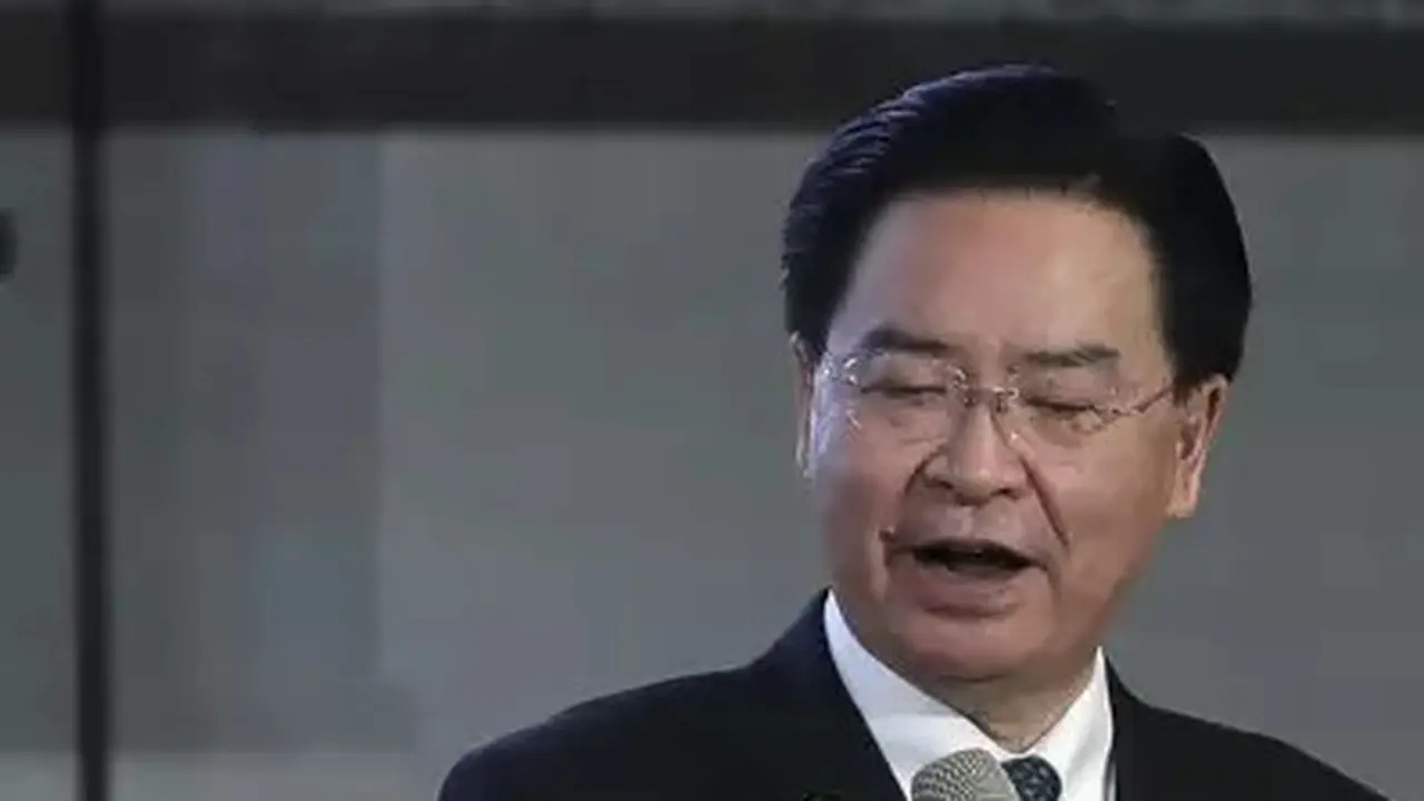 Menteri Luar Negeri Taiwan Joseph Wu disela oleh peringatan tentang satelit China. (FOTO AP)