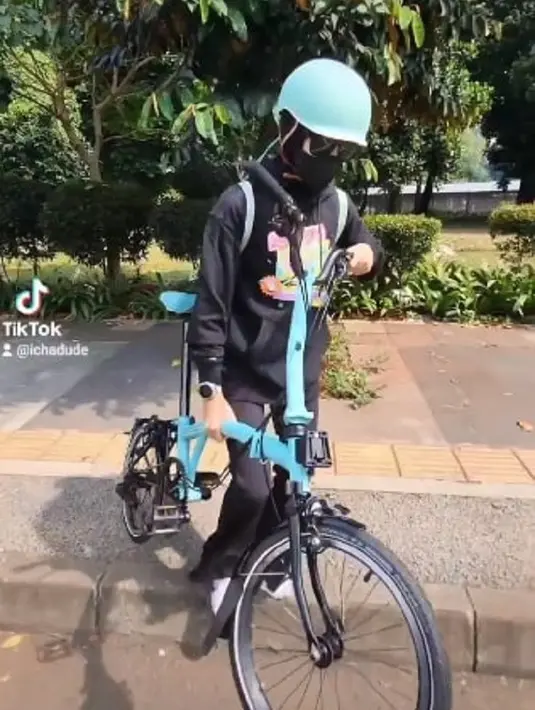 <p>Penampilan Alyssa ketika bersepeda jadi sorotan netizen. Banyak yang memuji jika Alyssa punya penampilan yang awet muda. (Foto: instagram/dude2harlino)</p>