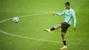 Pemain Portugal, Cristiano Ronaldo, saat menjalani sesi latihan jelang berlaga di UEFA Nations League 2020 di Friends Arena, Swedia, Selasa (8/9/2020). Portugal akan berhadapan dengan Swedia. (AFP/Jonathan Nackstrand)