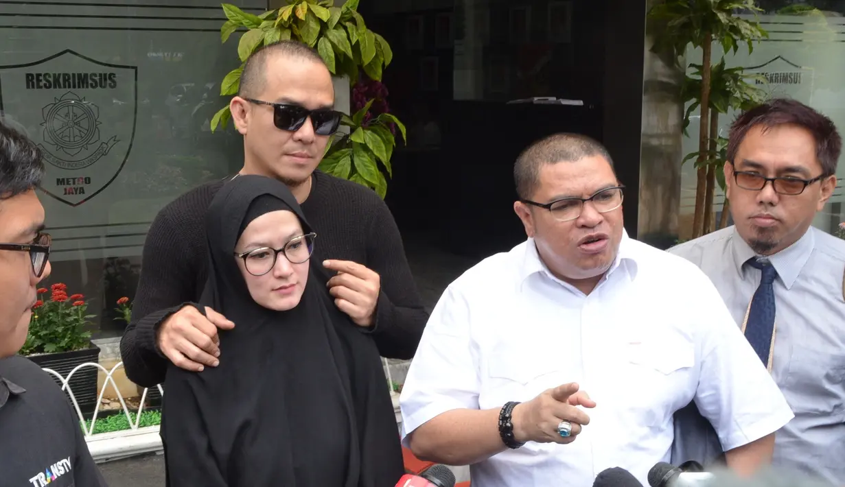 "Pertama, saya sebagai kuasa hukum dari ibu Lyra Virna dan suami, sangat kecewa atas ketidakhadiran saudari Lasty Annisa karena kedudukan hukum Lasty adalah pelapor," ujar Razman Arief Nasution dilansir dari Liputan6. (Nurwahyunan/Bintang.com)