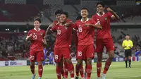 Selebrasi para pemain Timnas Indonesia U-20 setelah Toni Firmansyah (tengah) menjebol gawang Thailand U-20 pada laga uji coba di Stadion Utama Gelora Bung Karno (SUGBK), Senayan, Jakarta, Jumat (26/1/2024) malam WIB. (Bola.com/M Iqbal Ichsan)