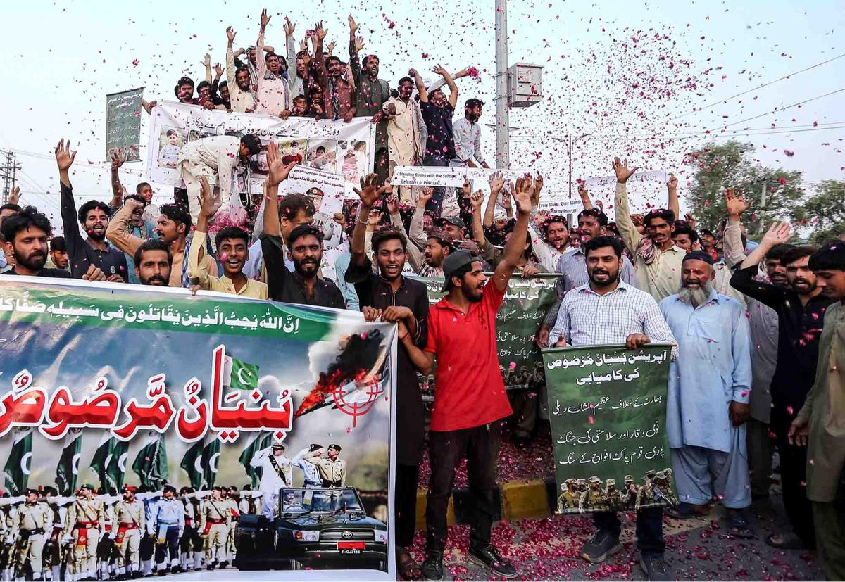 FOTO: Ekspresi Kegembiran Warga Pakistan Usai Gencatan Senajata India-Pakistan