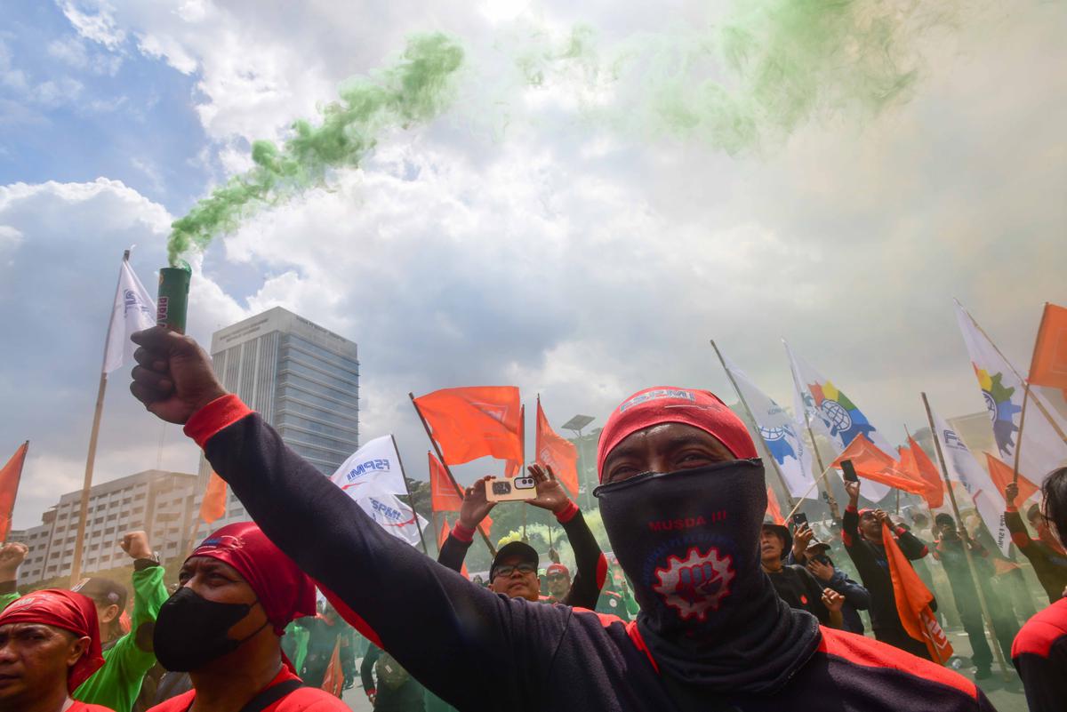 FOTO: Ribuan Buruh Geruduk DPR, Usung Enam Tuntutan Utama