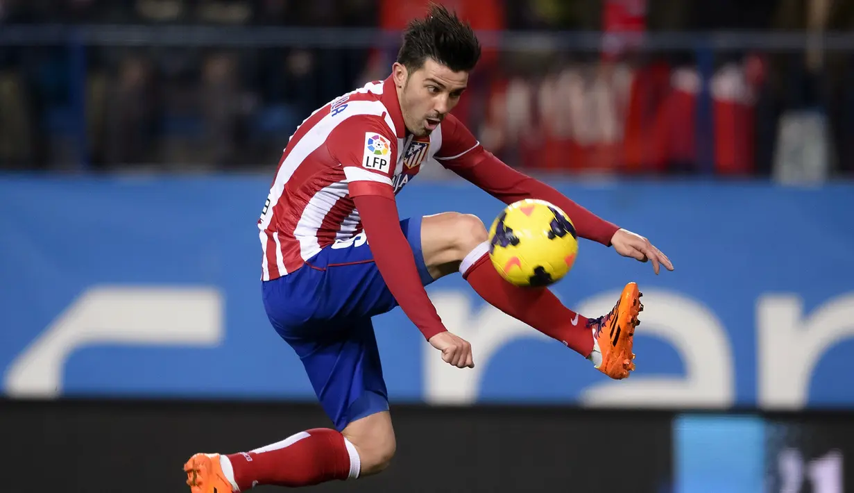 Foto pemain depan Atletico Madrid, David Villa saat bertanding melawan Levante pada La Liga Spanyol di Vicente Calderon 21 Desember 2013. Selama 19 tahun berkarir menjadi pesepakbola profesional, Villa pernah memperkuat beberapa klub dan meraih trofi. (AFP/Dani Pozo)