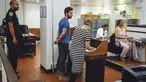 Shia LaBeouf (tengah) menjalani pemeriksaan di Midtown Community Court di New York, Jumat (27/6/14).(REUTERS/Anthony DelMundo)