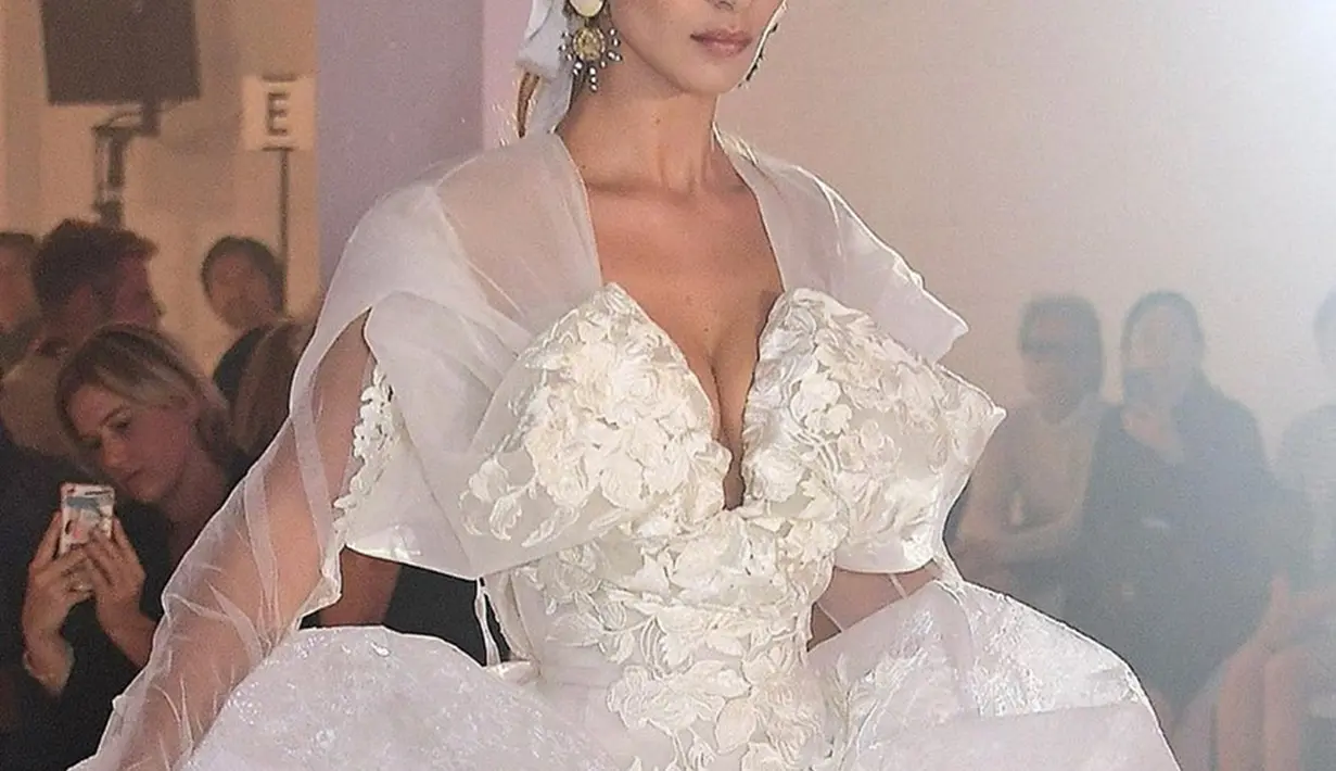 Meski sang kakaknya lebih dulu debut di dunia modeling, Bella Hadid mampu menyaingi kesuksesan Gigi Hadid dalam waktu yang sangat singkat.(Liputan6.com/IG/bellahadid)