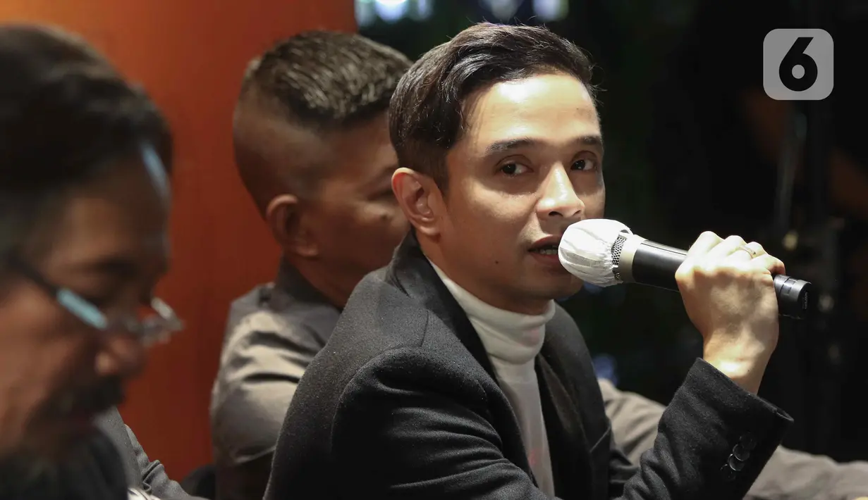 Oncy selaku gitaris band Ungu memberikan keterangan saat meluncurkan album terbaru Self-titled di Gedung Sarinah, Jakarta, Selasa (6/9/2022). Peluncuran album terbaru ini juga menjadi pembuktian bagi Ungu, bahwa kelima anggotanya masih tetap kompak. (Liputan6.com/Herman Zakharia)