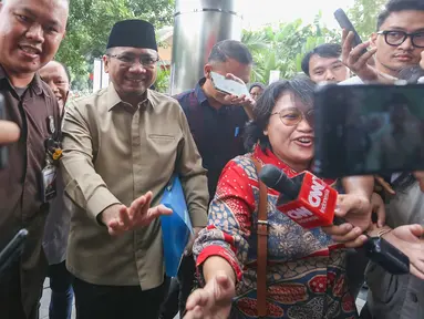 Mantan Menteri Agama Yaqut Cholil Qoumas (kedua kiri) sesaat akan memasuki gedung Merah Putih Komisi Pemberantasan Korupsi (KPK), Jakarta, Kamis (7/8/2025). (merdeka.com/Arie Basuki)