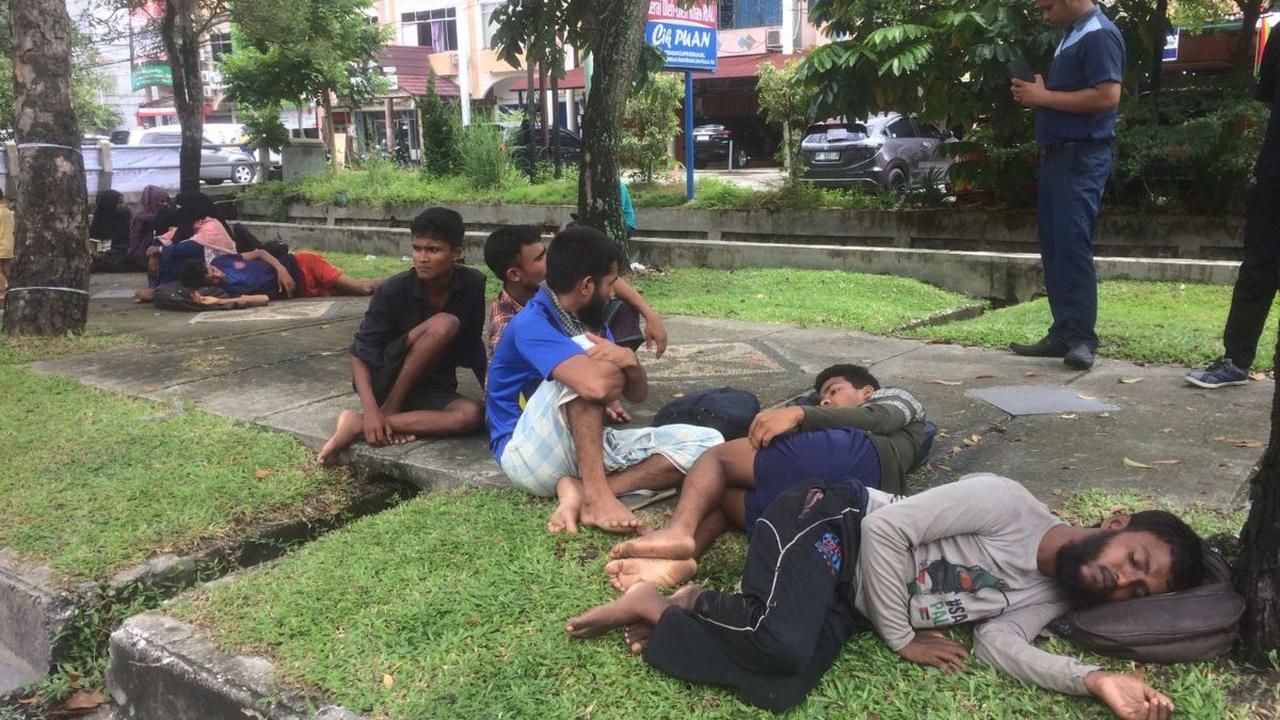 Ma'ruf mengatakan akan mempelajari mengapa para pengungsi bisa berakhir di Indonesia yang semula bukan negara tujuan atau transit.<br>