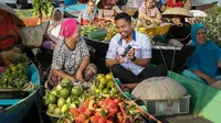 Bank BRI membantu keberlangsungan pasar tradisional dengan memfasilitasi para pedagang pasar berjualan secara online.