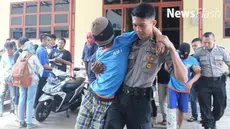 Aksi sadis kawanan begal kembali terjadi di Kabupaten Cianjur, Jawa Barat. Dua begal merampas sepeda motor sekaligus memperkosa pemiliknya secara bergiliran.
