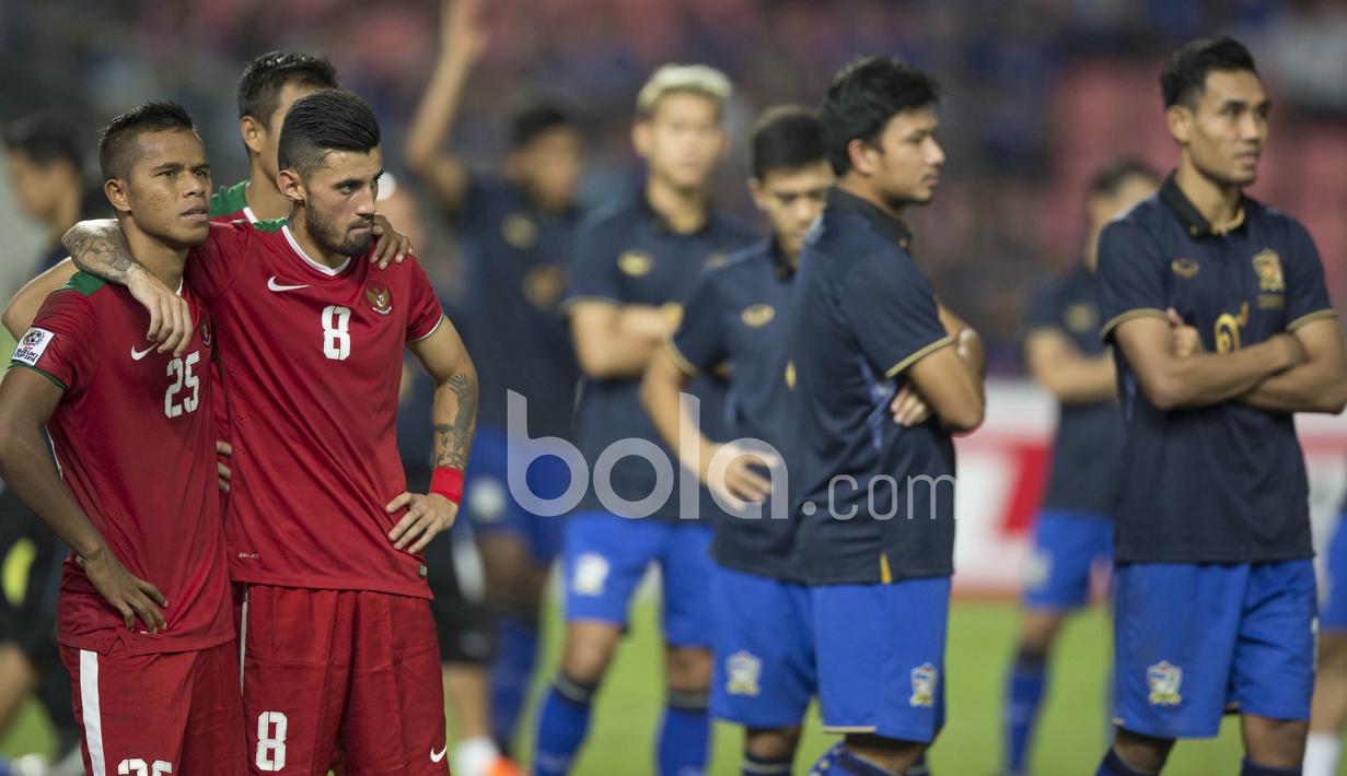 Stefano Lilipaly dan Manahati Lestusen berpelukan usai kalah dari Thailand pada laga final leg kedua Piala AFF 2016 di Thailand, (17/12/2016). (Bola.com/Vitalis Yogi Trisna)