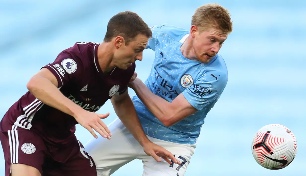 Bek Leicester City, Jonny Evans berebut bola dengan gelandang Manchester City Kevin De Bruyne pada lanjutan Liga Inggris di Etihad Stadium, Minggu (27/9/2020). Jamie Vardy mencetak hat-trick dan Manchester City takluk 2-5 dari Leicester. (Catherine Ivill/Pool via AP)