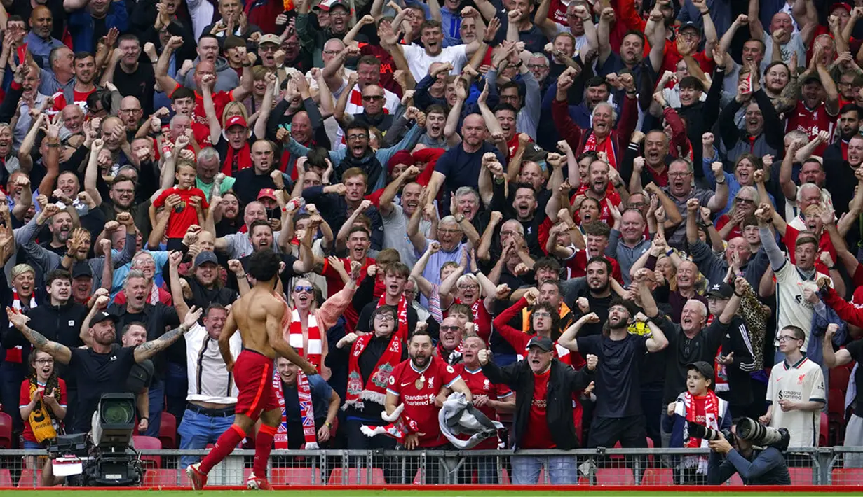 Pemain Liverpool Mohamed Salah melakukan selebrasi usai mencetak gol ke gawang Crystal Palace pada pertandingan Liga Inggris di Stadion Anfield, Liverpool, Inggris, Sabtu (18/9/2021). Liverpool menang telak 3-0. (AP Photo/Jon Super)