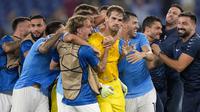 Kiper Lazio, Ivan Provedel (tengah) melakukan selebrasi setelah berhasil mencetak gol ke gawang Atletico Madrid pada laga Grup E Liga Champions 2023/2024 di Olympic Stadium, Roma, Italia, Rabu (20/09/2023) dini hari WIB. Lazio berhasil mengakhiri laga dengan skor 1-1. (AP Photo/Andrew Medichini)