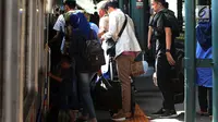 Sejumlah calon penumpang berusaha masuk ke dalam kereta di Stasiun Gambir, Jakarta, JumaKt (31/5/2019). H-5 Lebaran, pemudik mulai memadati Stasiun Gambirdimana Lonjakan penumpang kereta api tujuan berbagai kota di Pulau Jawa diprediksi terjadi pada 31 Mei dan 1 Juni 2019. (merdeka.com/Imam Buhori)