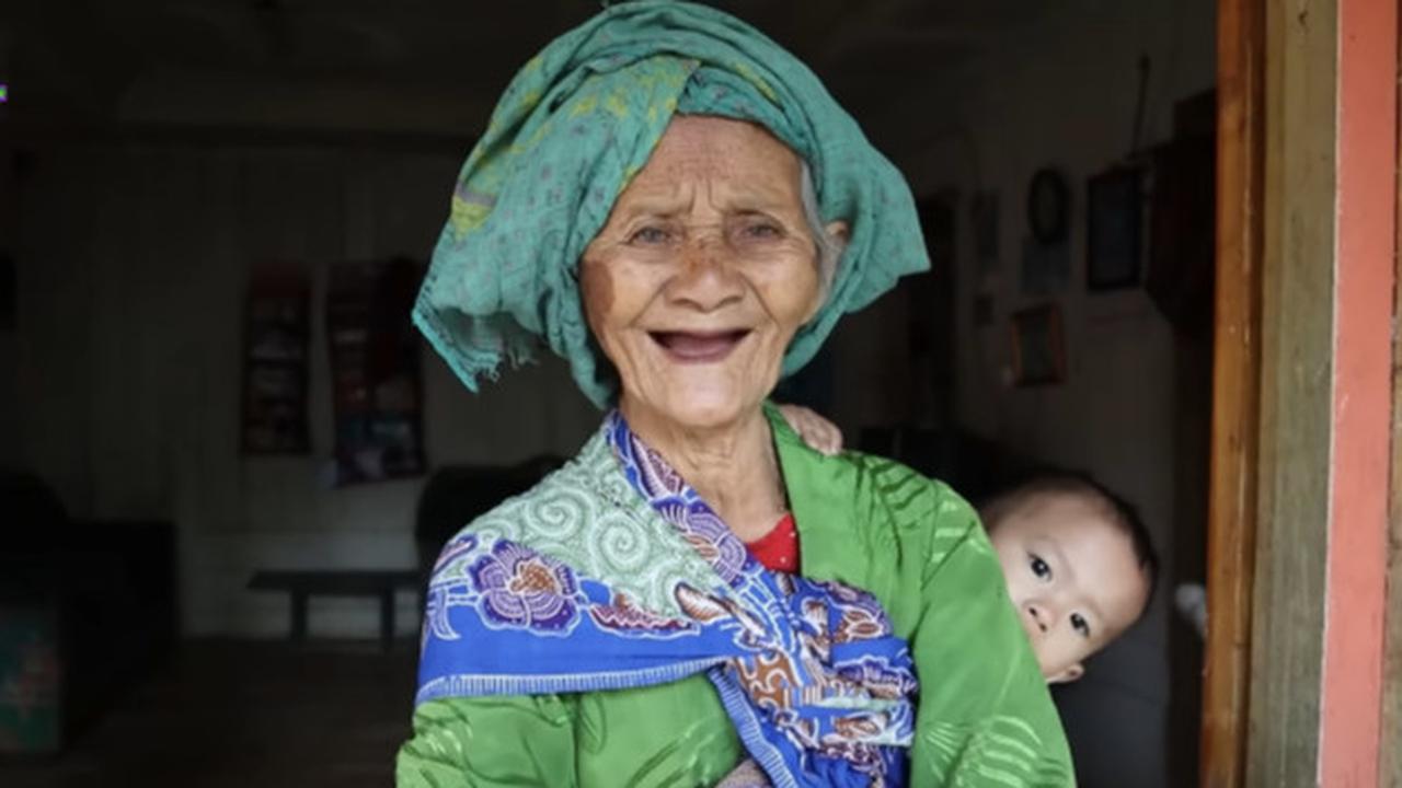 ⁠Ekonomi Lemah, Wanita Paruh Baya di Kampung Terpencil Ini Tidak Tahu Nilai Rupiah