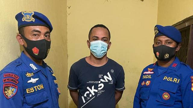 Seorang pemuda asal Kabupaten Sikka, NTT, diamankan Tim Ditpolairud Polda NTT, saat membawah 100 batang Detonator. (Liputan6.com/Dionisius Wilibardus)