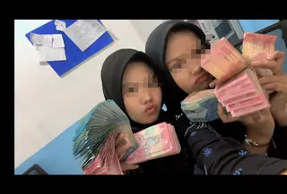 Unggahan foto Kepala Satuan Pelayanan Pemenuhan Gizi (SPPG) 02 Pasar Krui, Kabupaten Pesisir Barat, Lampung, bersama seorang ahli gizi yang memperlihatkan tumpukan uang tunai dalam jumlah besar viral di media sosial. (Liputan6.com/Istimewa).