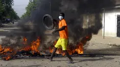 Seorang anak laki-laki protes di N'Djamena, Chad, Selasa (27/4/2021). Ribuan orang melakukan protes dan dua orang tewas dalam demonstrasi menentang aturan dewan militer transisi yang dipimpin putra Presiden Idriss Deby Itno yang terbunuh minggu lalu. (AP Photo/Sunday Alamba)