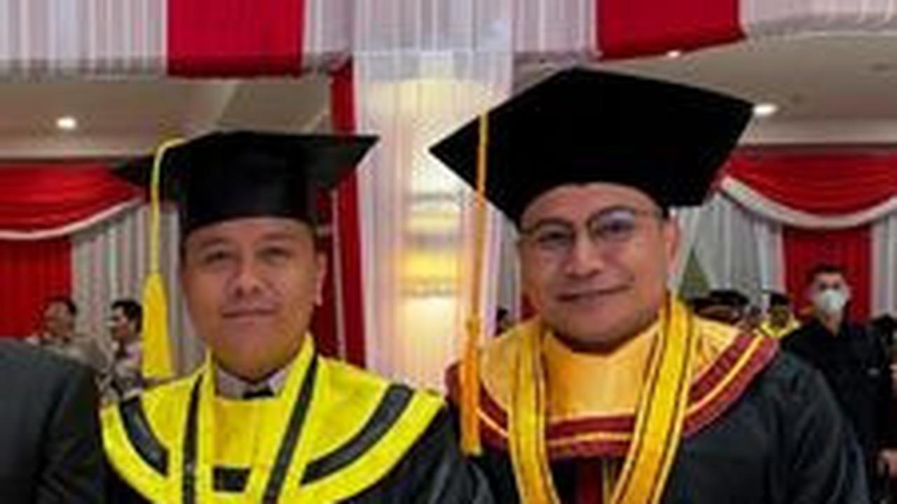 Hery tidak sendirian, Ia diwisuda bersama dengan anak eks Kapolri Iptu Danny T. Arief Sutarman.  <br>
