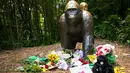 Karangan bunga diletakkan di dekat patung gorila dan anaknya di Kebun Binatang Cincinnati, Ohio, Senin (30/5). Sebelumnya diberitakan gorila berusia 17 tahun ditembak karena menyerang bocah emapt tahun yang jatuh ke kandangnya. (REUTERS/William Philpott)