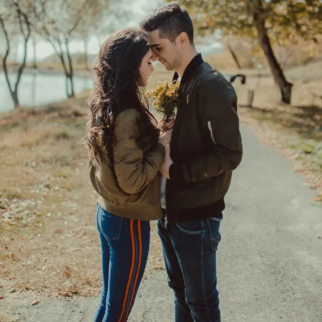 5 Fakta Pria Yang Sedang Jatuh Cinta Salah Satunya Mendadak Manja Lifestyle Fimela Com